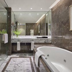 Grand Suite King bathroom